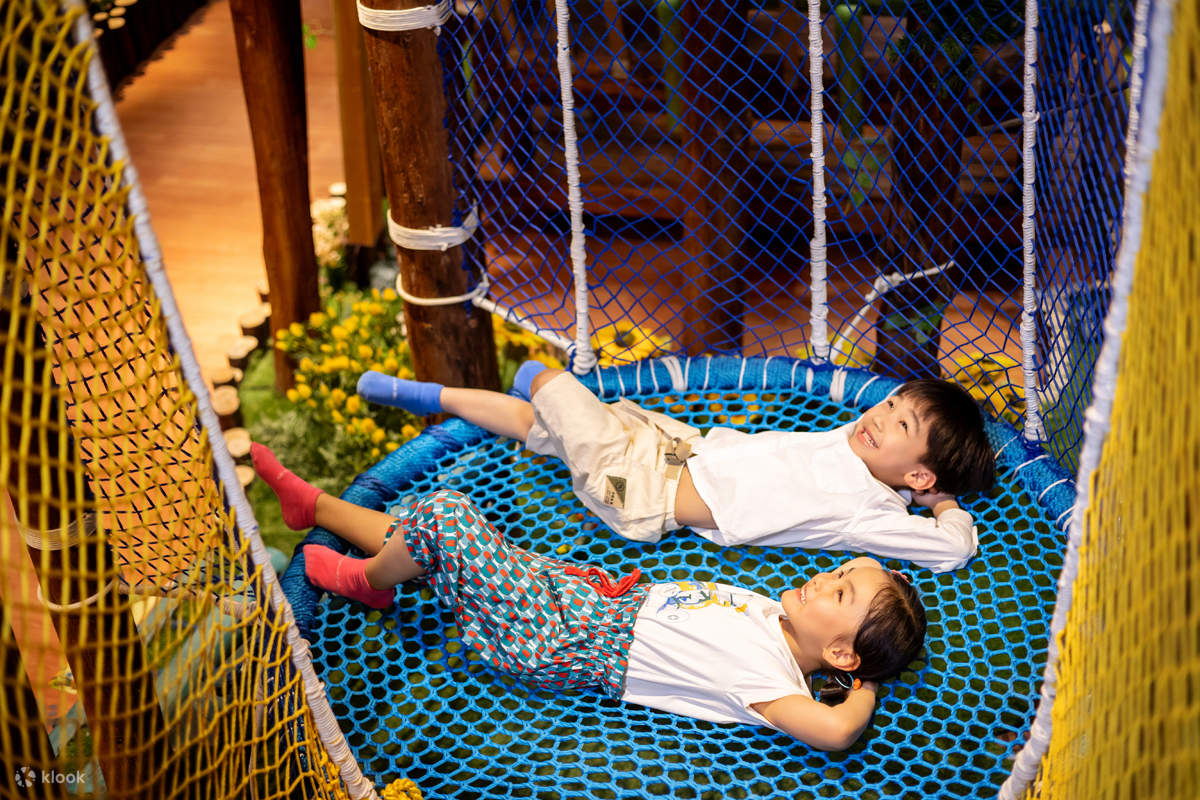 Bataille d'oreillers amusante -
Jouez et améliorez votre relation. Attrapez l'oreiller à côté de vous et commencez la bataille !